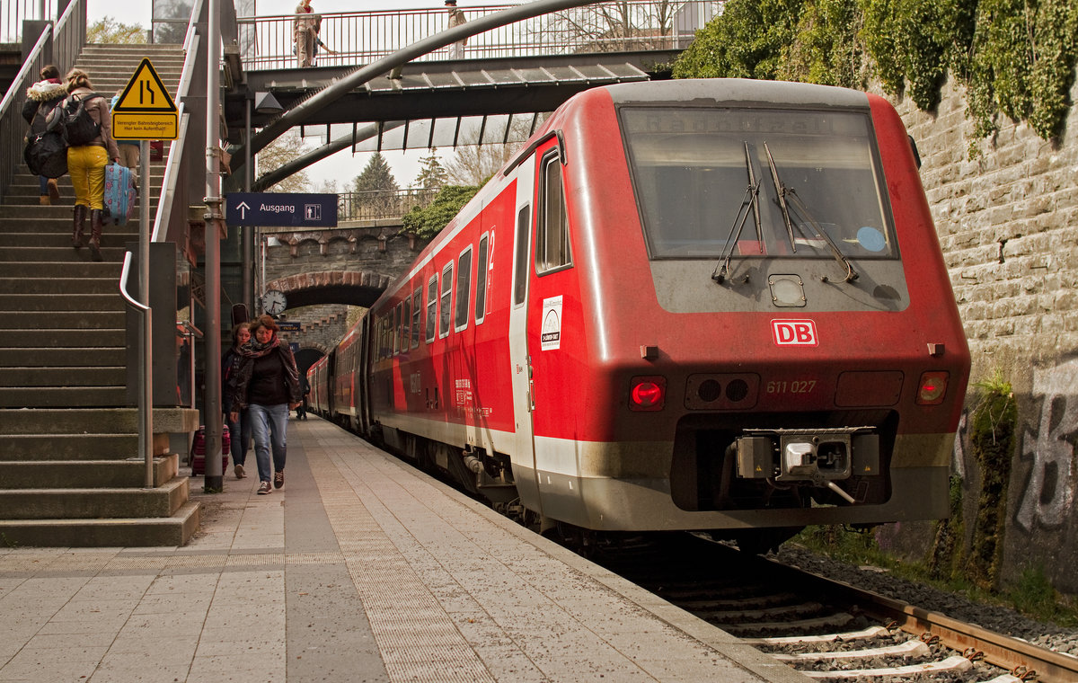 611.027 wartet im Verbund mit einem Schwestertriebwagen am 1. April 2016 im Haltepunkt Überlingen auf die Weiterfahrt nach Radolfzell.
