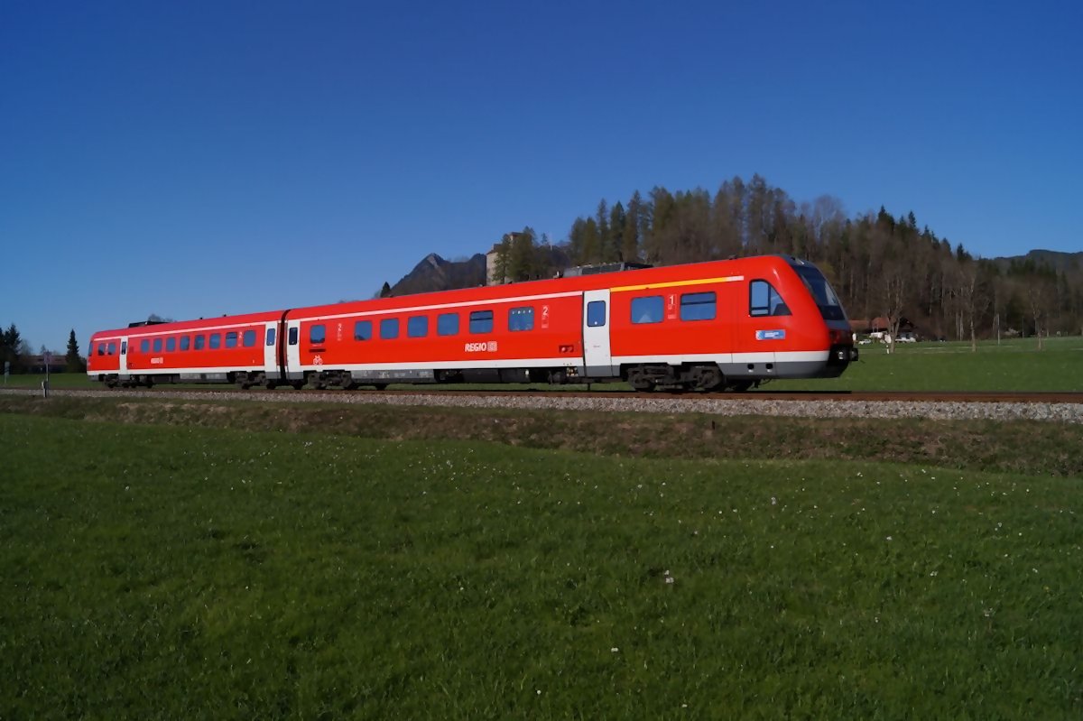 612 002 war am 09.04.2017 als RE 3889 auf dem Weg von Ulm nach Oberstdorf und hat gerade den Bahnhof Sonthofen verlassen. Im Hintergrund ist die Generaloberst-Beck-Kaserne, eine ehemalige NS-Ordensburg zu sehen. 