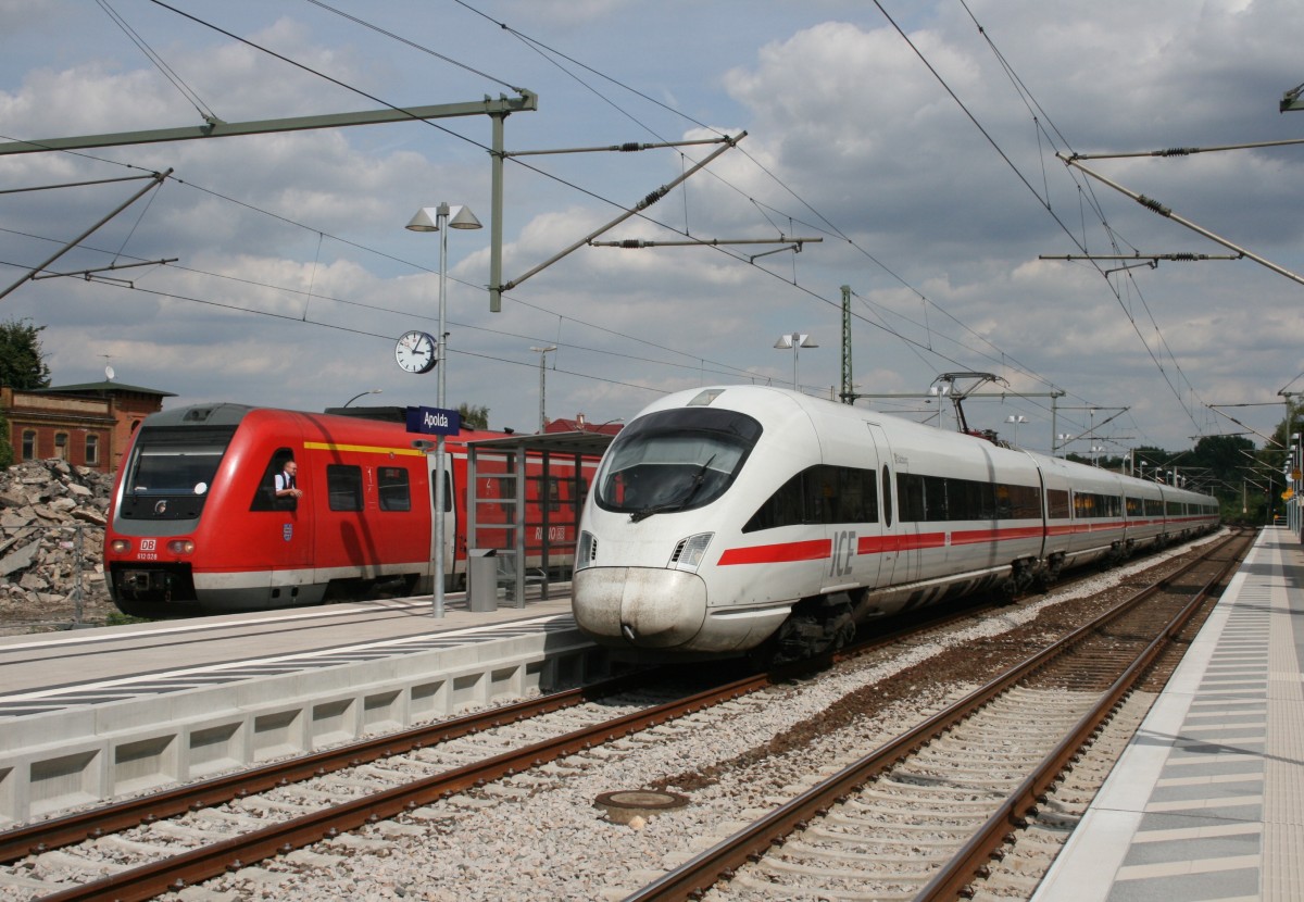 612 028 als RE 16290 (Apolda–Erfurt Hbf) und BB 4011 091 als ICE 1746 (Dresden Hbf–Eisenach) am 15.08.2013 in Apolda
