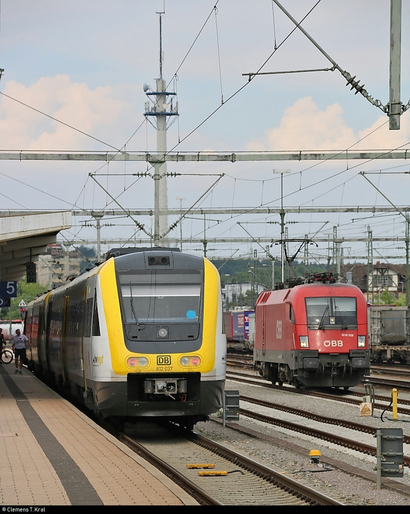 612 037, ehem. DB Regio Südost, und 612 505 (Bombardier RegioSwinger) von DB Regio Baden-Württemberg als IRE 3072 nach Albbruck stehen in ihrem Startbahnhof Singen(Hohentwiel) auf Gleis 5.
Daneben, in der Abstellgruppe, steht 1016 026-7 (Siemens ES64U2) ÖBB.
[14.7.2018 | 16:57 Uhr]