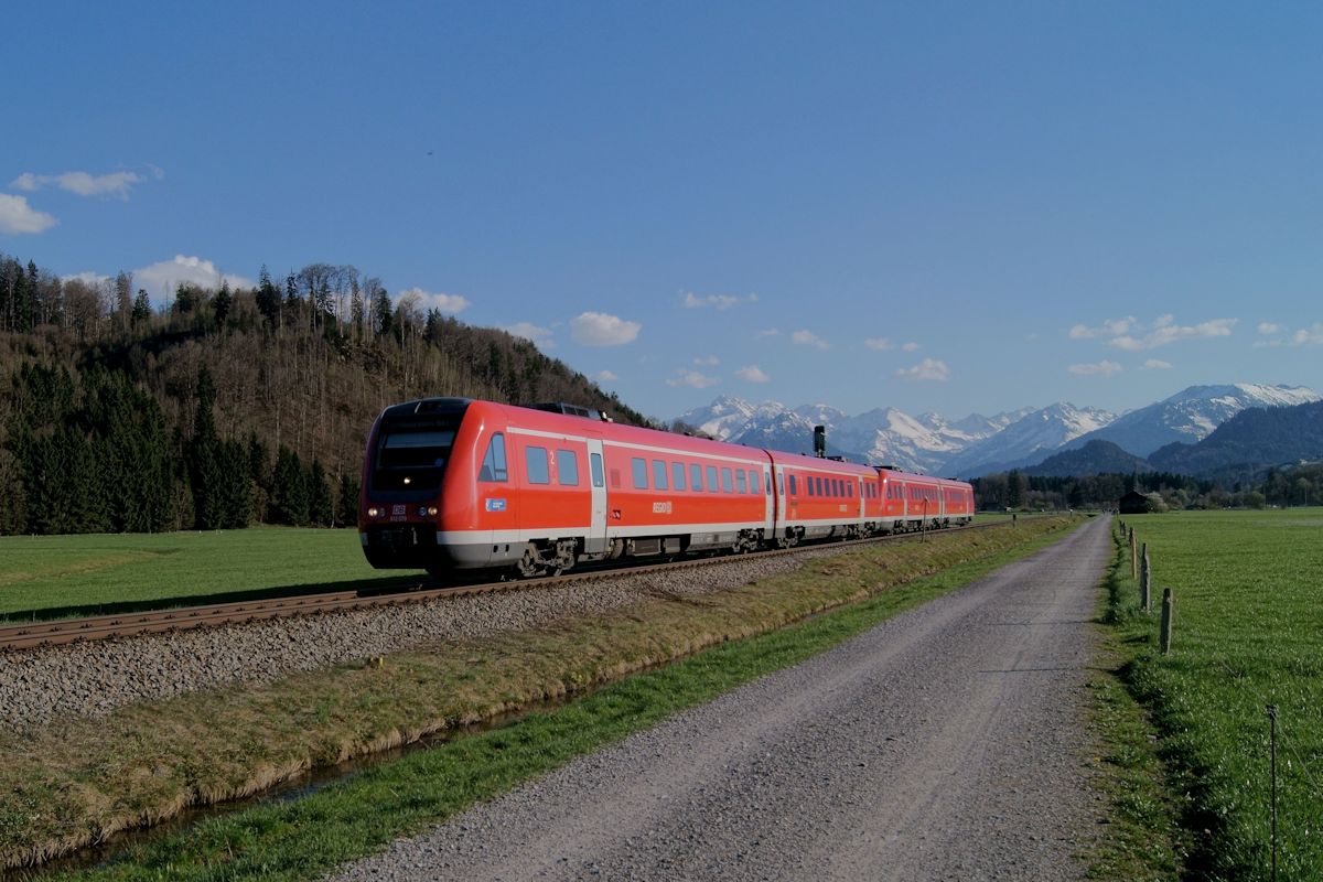 612 079 war am 09.04.2017, zusammen mit einem weiteren 612, als RE 3395 auf dem Weg von Oberstdorf nach Augsburg und wird in Kürze den Bahnhof Altstädten (Allgäu) erreichen.