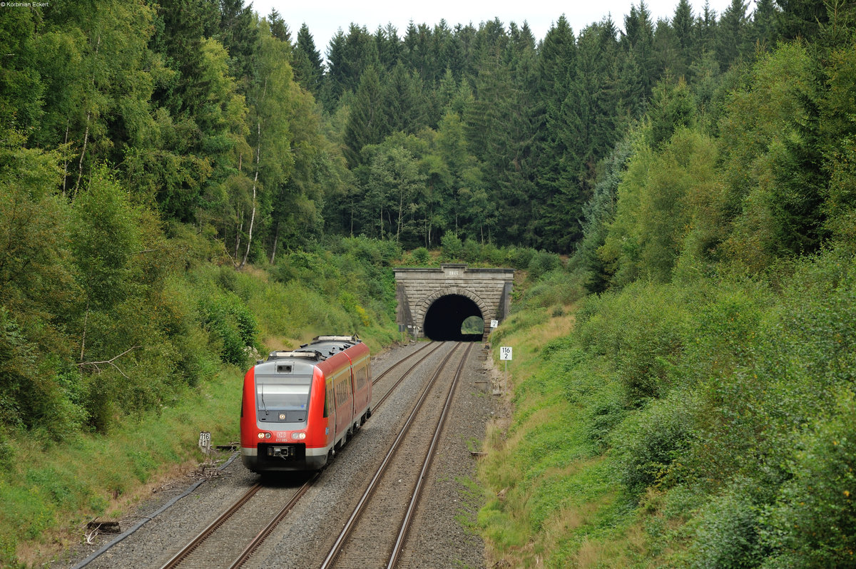 612 095 mit dem RE5286 von Hof nach Nürnberg hat gerade den Langentheilener Tunnel verlassen und rollt dem nächsten Halt Kirchenlaibach entgegen, 20.08.2016
