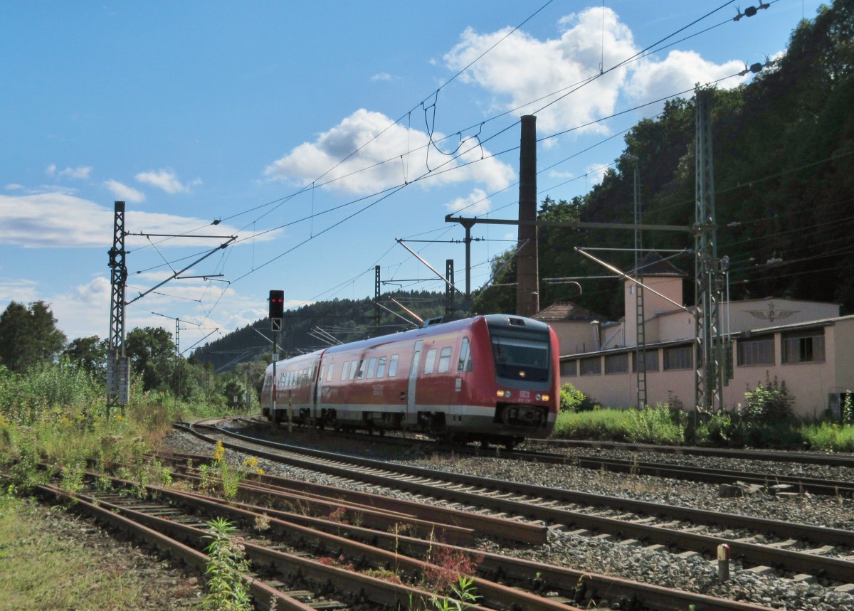 612 128 vom 3-Lwen-Takt durchfhrt am 16.August 2014 den Bahnhof Kronach in Richtung Saalfeld.