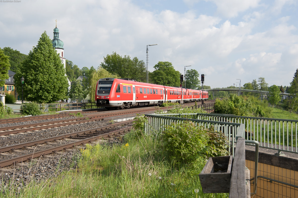 612 156 mit dem RE 3690 aus Regensburg Hbf nach Hof Hbf bei Oberkotzau, 11.05.2018