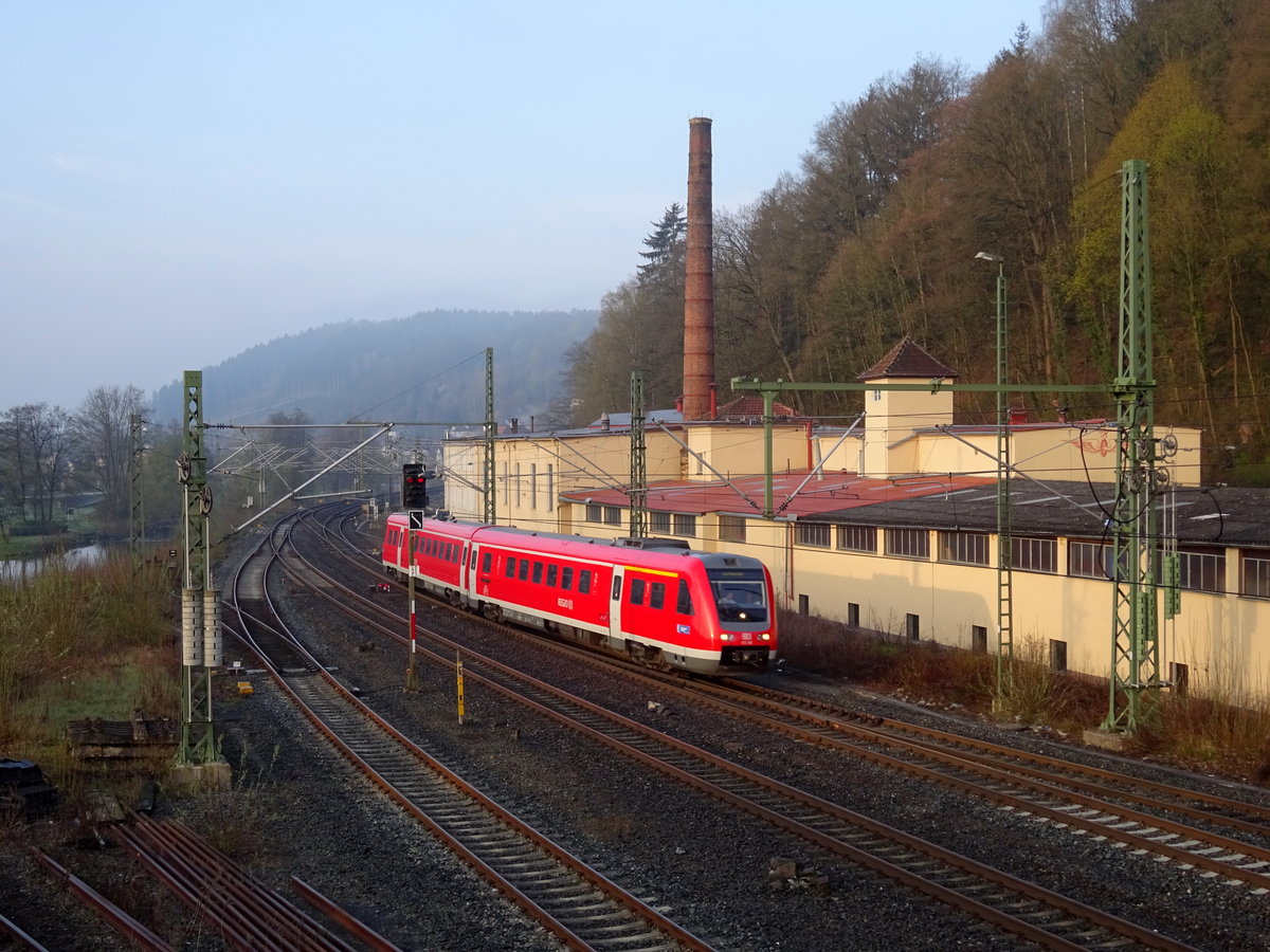 612 160 erreicht am 12. April 2016 als RB aus Lichtenfels den Endbahnhof Kronach auf Gleis 4.