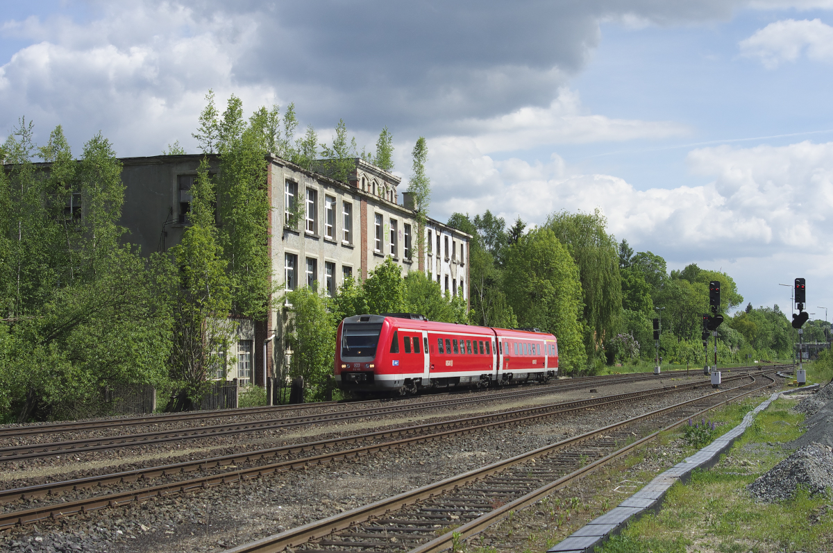 612 165 ist als RE Lichtenfels - Hof unterwegs und passiert gerade die ehemalige Hefe- und Spiritusfabrik in Oberkotzau. Bahnstrecke 5100 Bamberg - Hof am 25.05.2017