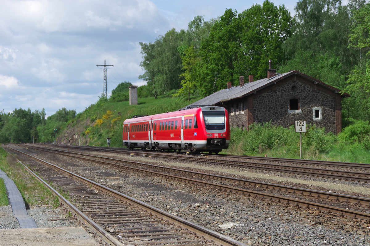 612 165 ist als RE Lichtenfels - Hof unterwegs und passiert gerade das Gelände des ehemaligen Rangierbahnhofs in Oberkotzau. Bahnstrecke 5100 Bamberg - Hof am 25.05.2017 