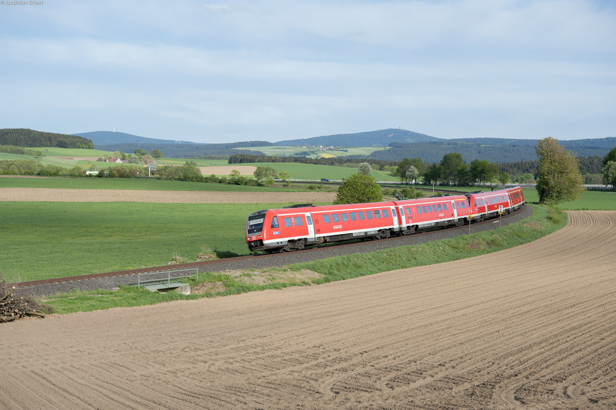 612 964 als RE 3090 von Hof Hbf nach Nürnberg bei Marktschorgast, 01.05.2018