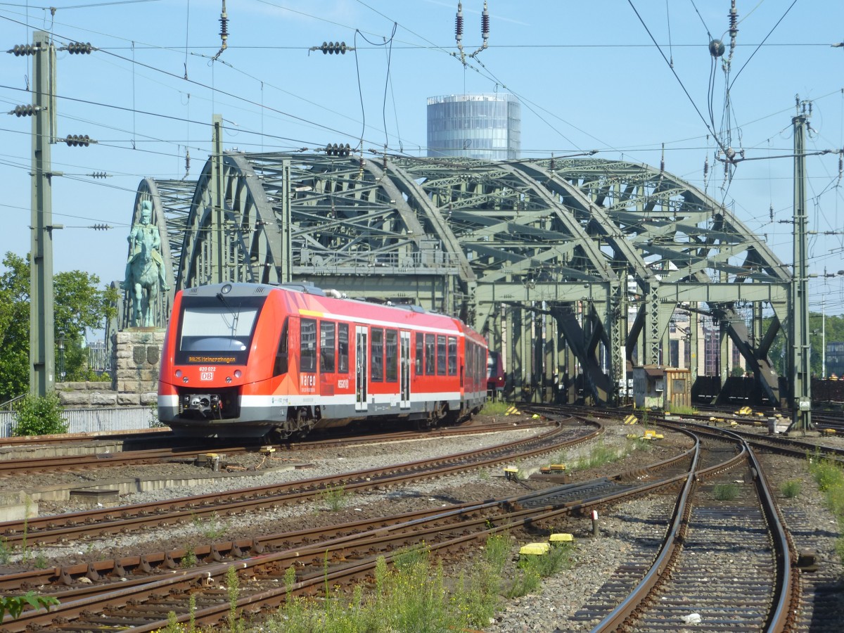 620 022 fährt hier gerade in den Kölner Hbf ein, 02.08.2015.
