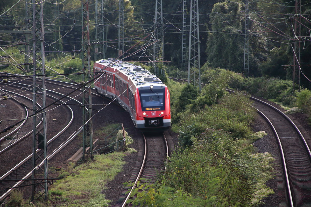620 022 hat als RE 22 bzw. RE11346 (Trier Hbf - Köln/Messe Deutz) den Bahnhof Köln West verlassen.
Köln West, 28. August 2016