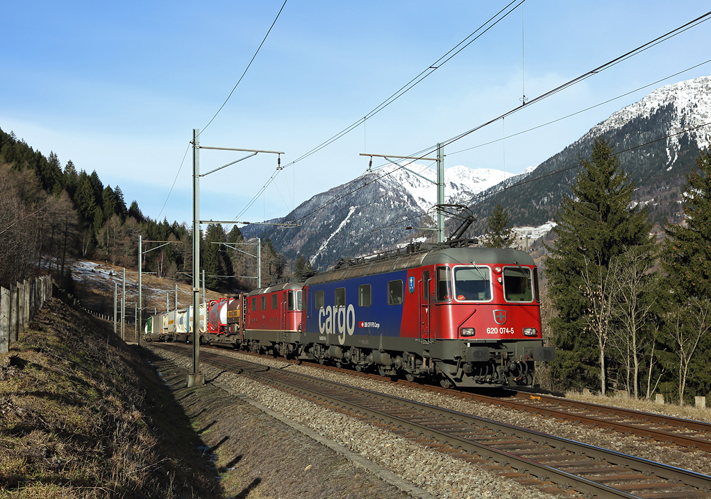 620 074 & 11325 pass Quinto whilst hauling a southbound intermodal train, 4 Feb 2015