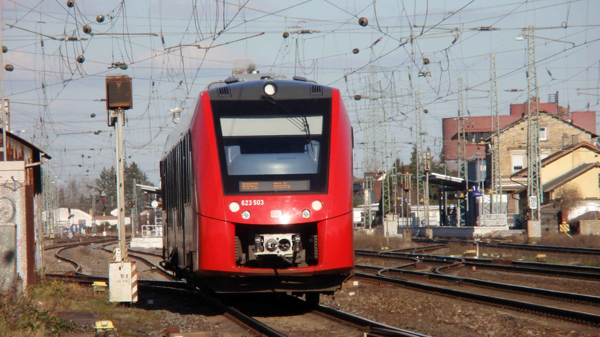 623 003 erreicht auf der Fahrt von Worms nach Biblis (RB 62) den Endbahnhof. Obwohl die Strecke komplett elektrifiziert ist, werden die Baureihen 622/623 eingesetzt. Früher fuhren dort 628er und manchmal auch 425er. Im Dezember 2015 wurden die 628er im Südwesten größtenteils durch den LINT ersetzt. Die Bahnsteige wurden außerdem auf die Höhe der Fahrzeuge (55cm) angepasst.