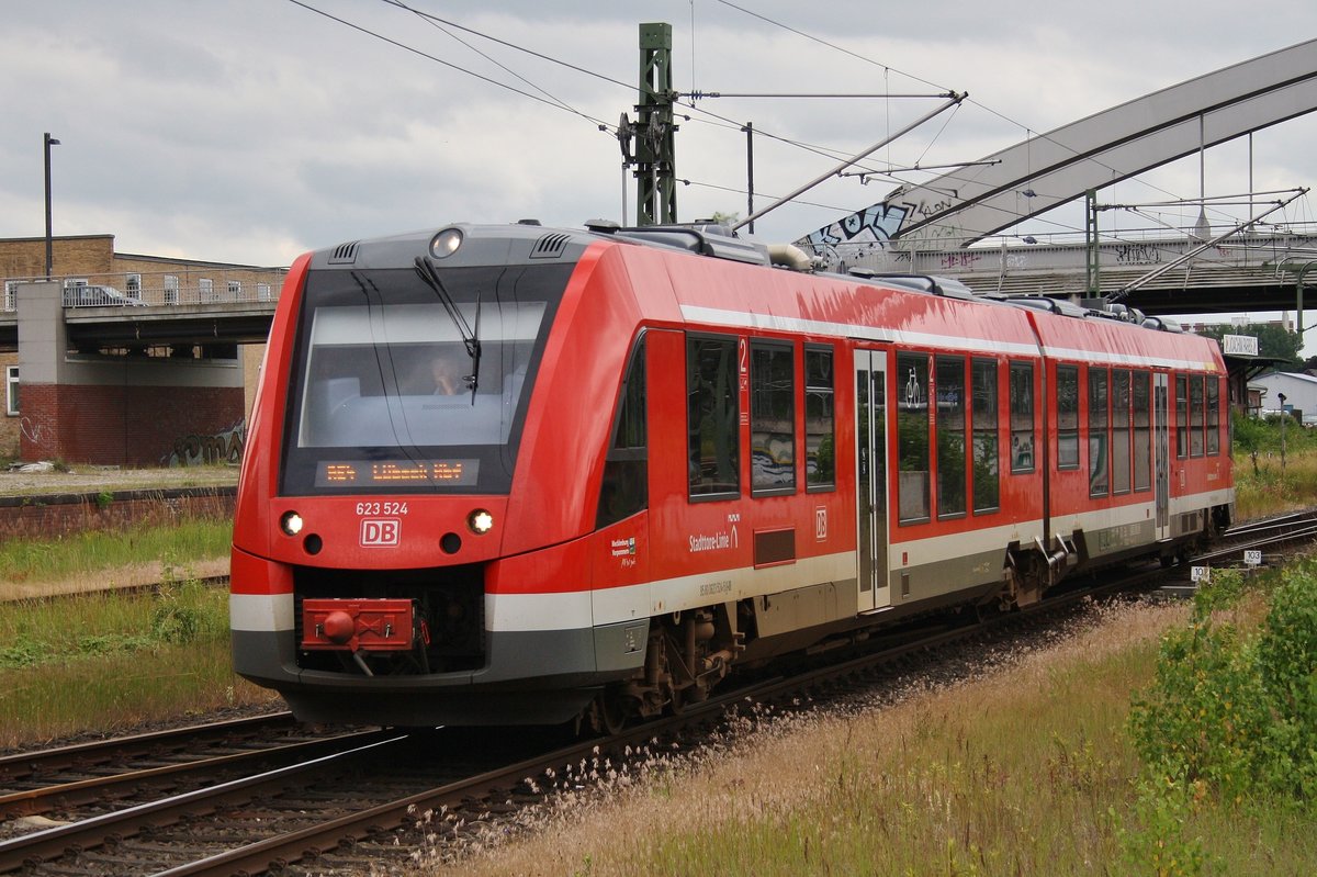 623 524-5 erreicht am 25.6.2017 als RE4 (RE5356) von Szczecin Glowny den Lübecker Hauptbahnhof.