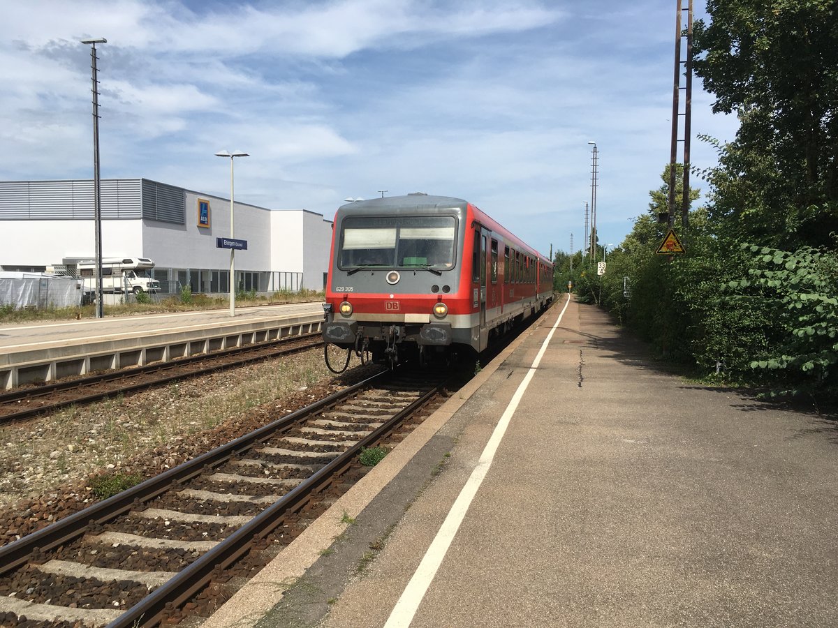 628 305 als Re 22338 (Ulm hbf - Sigmaringen) bei der Einfahrt am 04.08.16 in den Bahnhof Ehingen (Donau).