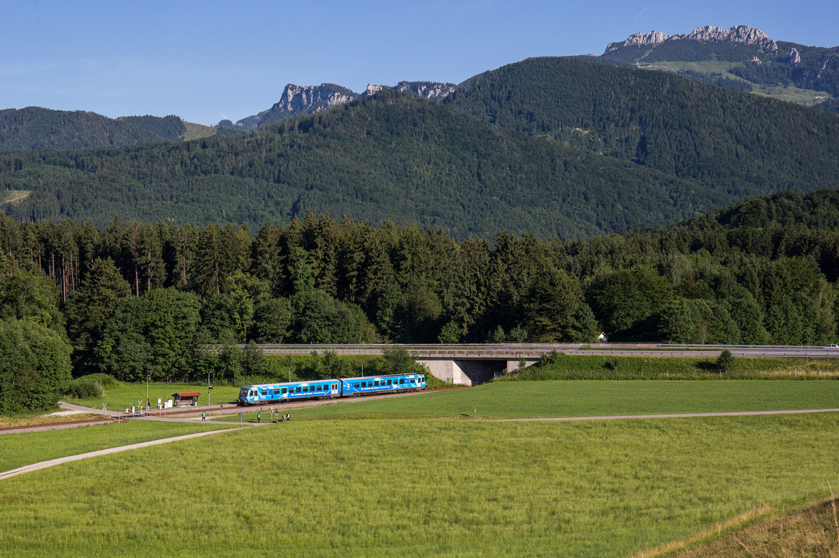 628 423 der Gäubodenbahn fährt als RB von Prien nach Aschau, hier zu sehen am Haltepunkt Umrathshausen Ort. Aufgenommen am 26. Juni 2017.