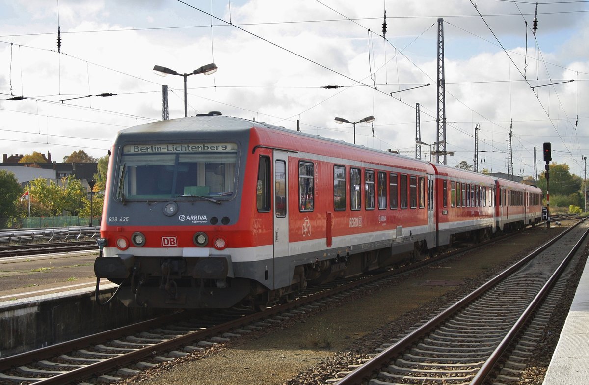 628 435-9 und 928 610-4 kamen am Vormittag des 30.10.2016 als RB26 (RB5160) von Krzyz nach Berlin Lichtenberg. Nun geht es in die Abstellung zum Nöldnerplatz.