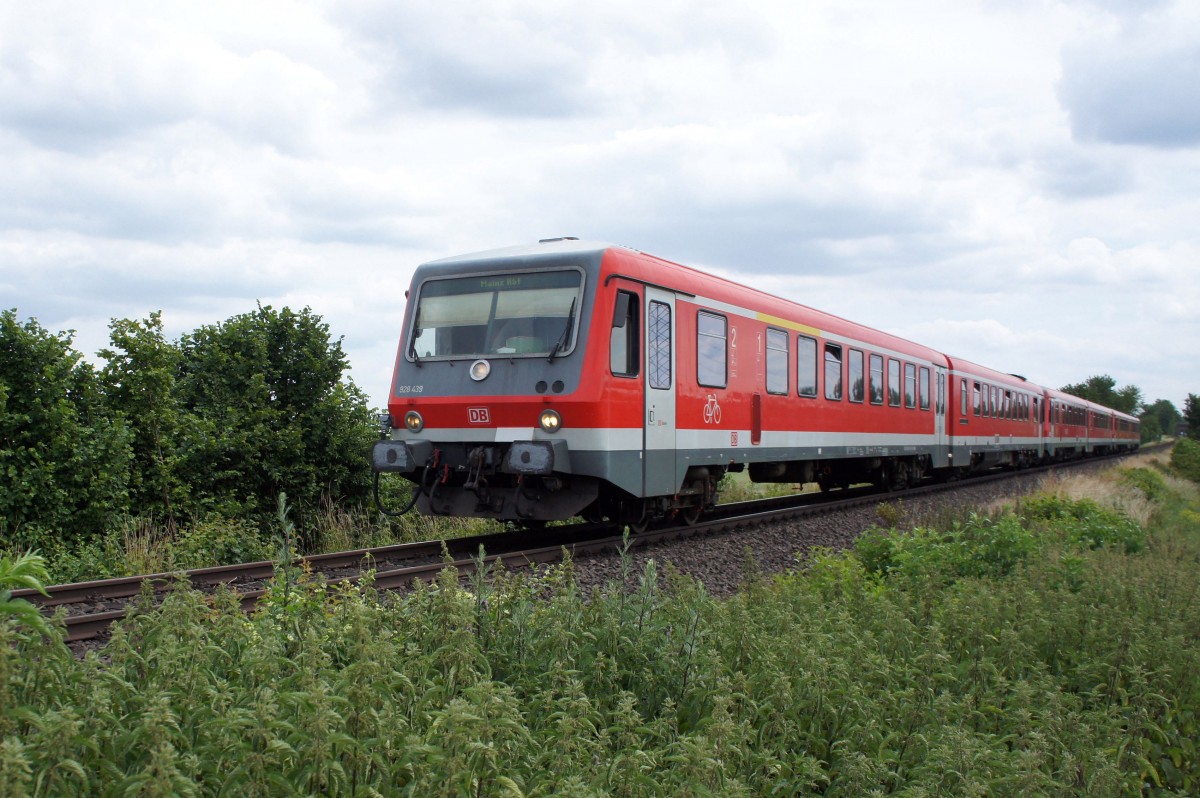 628 439 sowie zwei weitere 628er als RE 13894 von Worms Hbf nach Mainz Hbf. (Aufnahmeort: Mainz-Bretzenheim, Juni 2015)