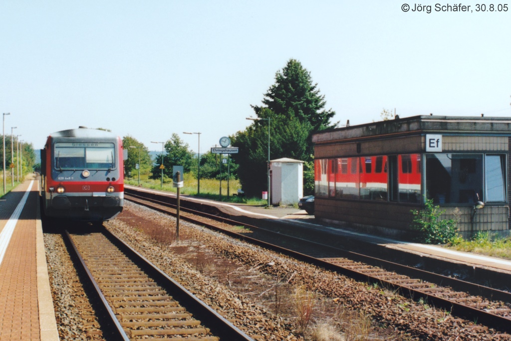 628 449 stoppte am 30.8.05 auf dem Weg nach Gieen nur kurz im einsam gelegenen Bahnhof Ehringshausen. Zugkreuzungen gab es damals dort nur vereinzelt.