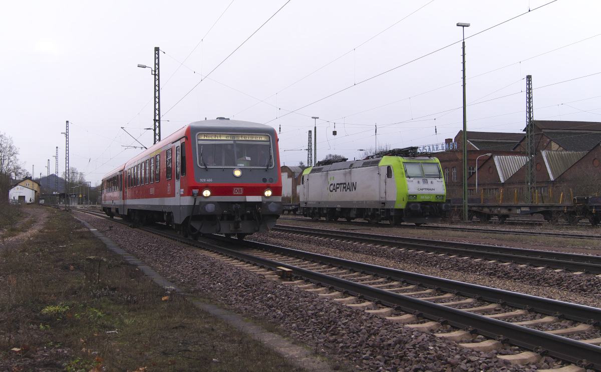 628 466 ist Lz aus Saarbrücken in Richtung Saarlouis unterwegs und hat gerade den Bahnhof Bous Saar durchfahren. Weiter geht an Captrain 185 549 und am Gelände der Stahlwerke Bous (ehemals Mannesmann Röhrenwerke) vorbei. Bahnstrecke 3230 Saarbrücken - Karthaus am 04.12.2017 