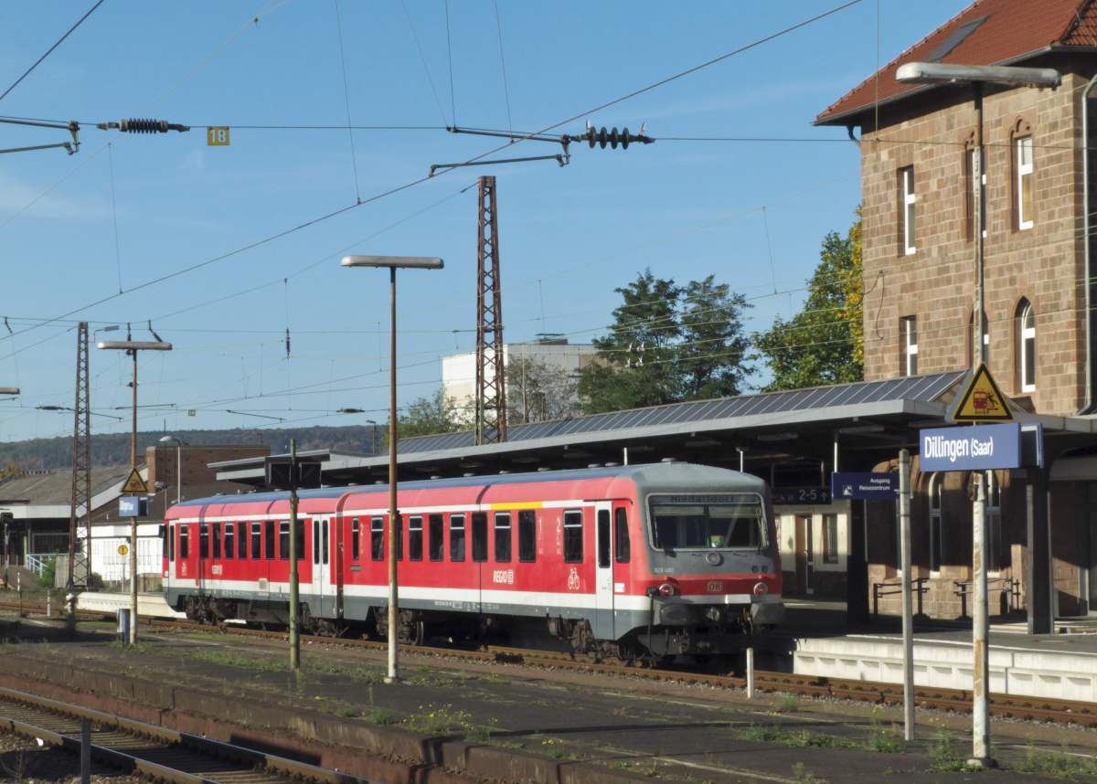 628 480 wartet im Bahnhof Dillingen Saar auf Fahrgäste ins Niedtal. Gleich wird der SÜWEX aus Richtung Saarbrücken ankommen, danach startet der 628er auf die 15 Km nach Niedaltdorf. 30.10.2016