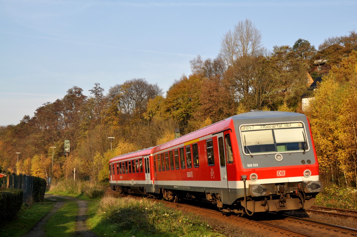 628 533 in der Spten Nachmittagssonne auf dem Weg in Richtung Wuppertal Hbf bei der durchfahrt durch den Bft Wuppertal Rauental (16.11.2013)