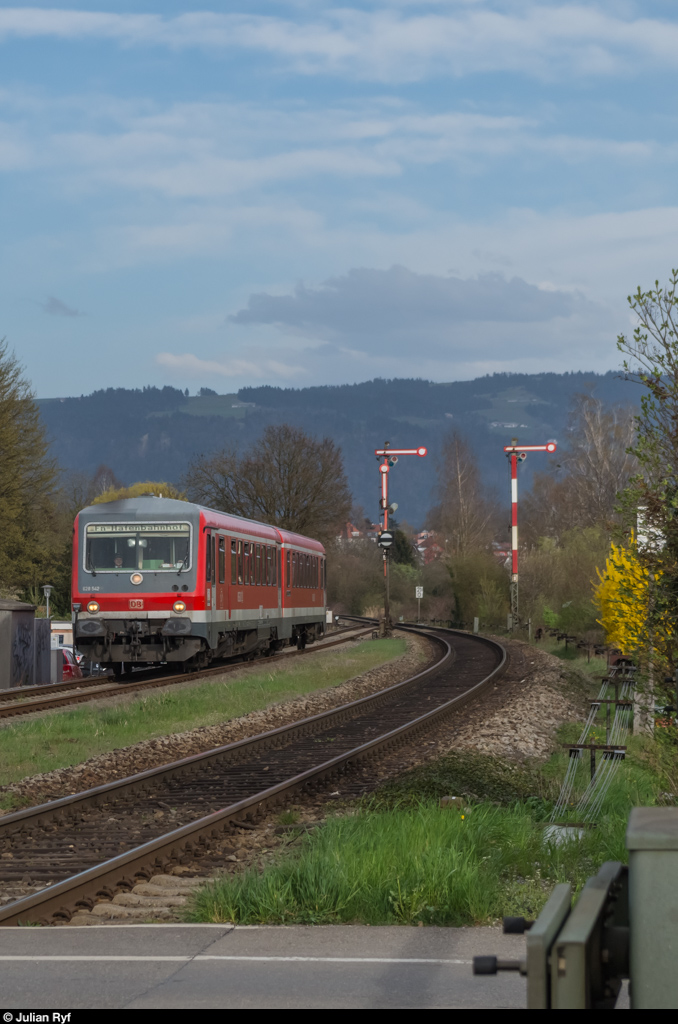 628 542 erreicht als RB 22730 Lindau Hbf - Friedrichshafen Hafen am 4. April 2016 Enzisweiler.