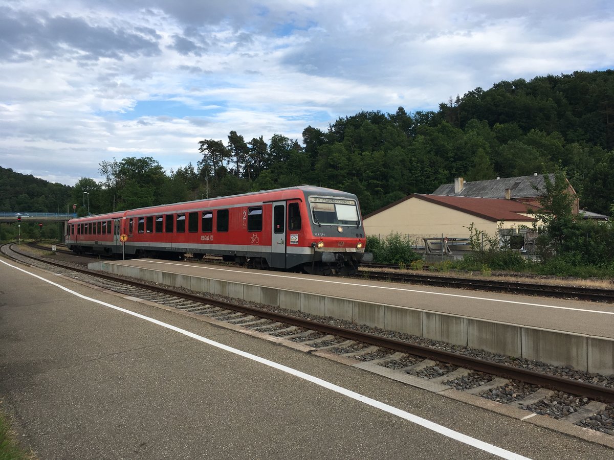 628 564 als Rb nach Munderkingen im Juli 2017 bei der Einfahrt in Blaubeuren.