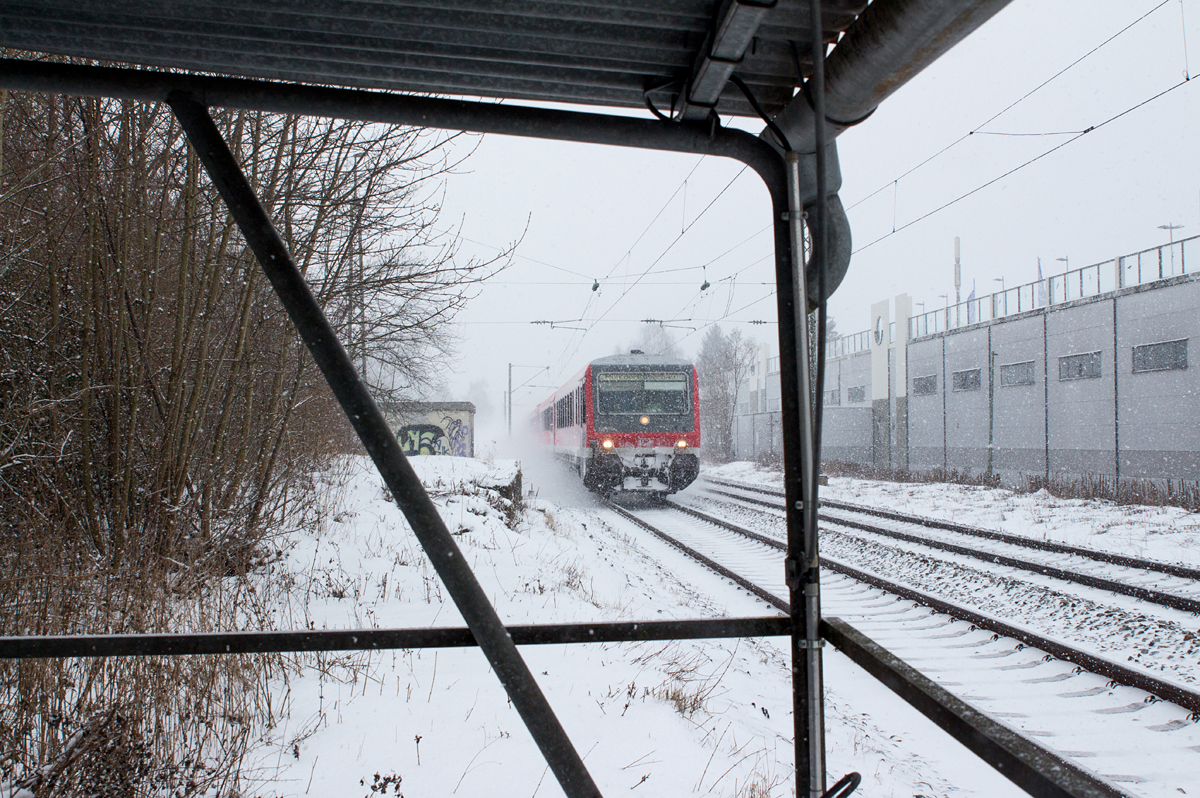 628 574-6 war längere Zeit nicht auf der Strecke München - Mühldorf unterwegs. Nun hatte ich endlich das Glück, ihn auch noch bei Schneetreiben auf seinem Weg vom Hauptbahnhof der bayrischen Landeshauptstadt nach Mühldorf (Inn) ins Bild zu bringen. (15.01.17)