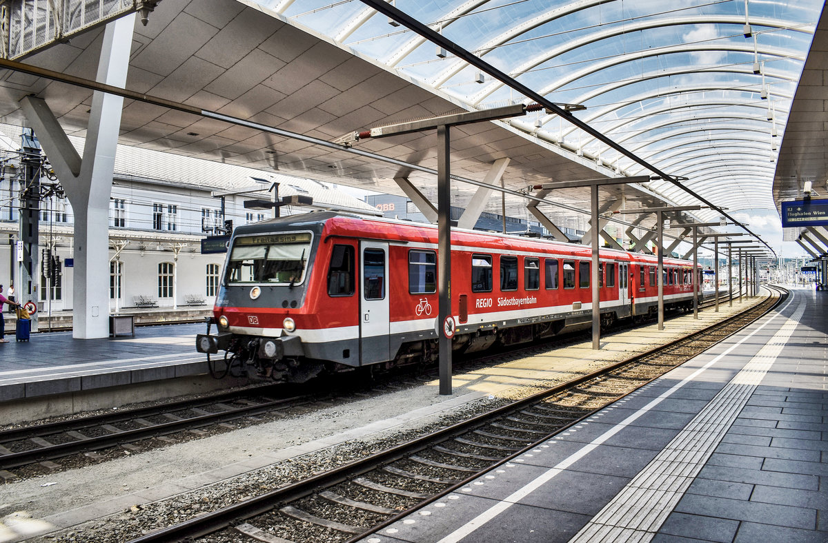 628 589-3 fährt als REX 5868 (Braunau am Inn - Freilassing), in Salzburg Hbf ein.
Aufgenommen am 26.7.2018.