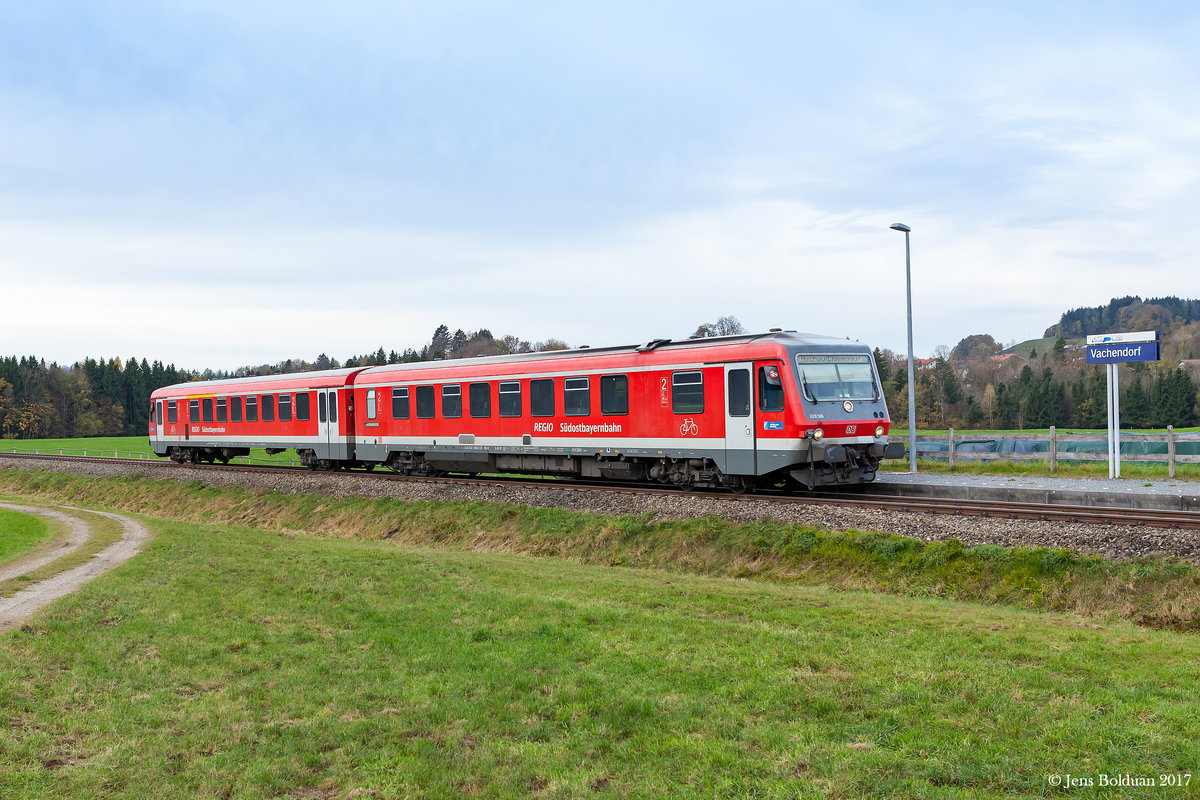 628 596 pendelt am 02.11.2017 auf der KBS 952 zwischen Prien und Aschau.
Von Aschau kommend wird der Haltepunkt bei Vachendorf angefahren.