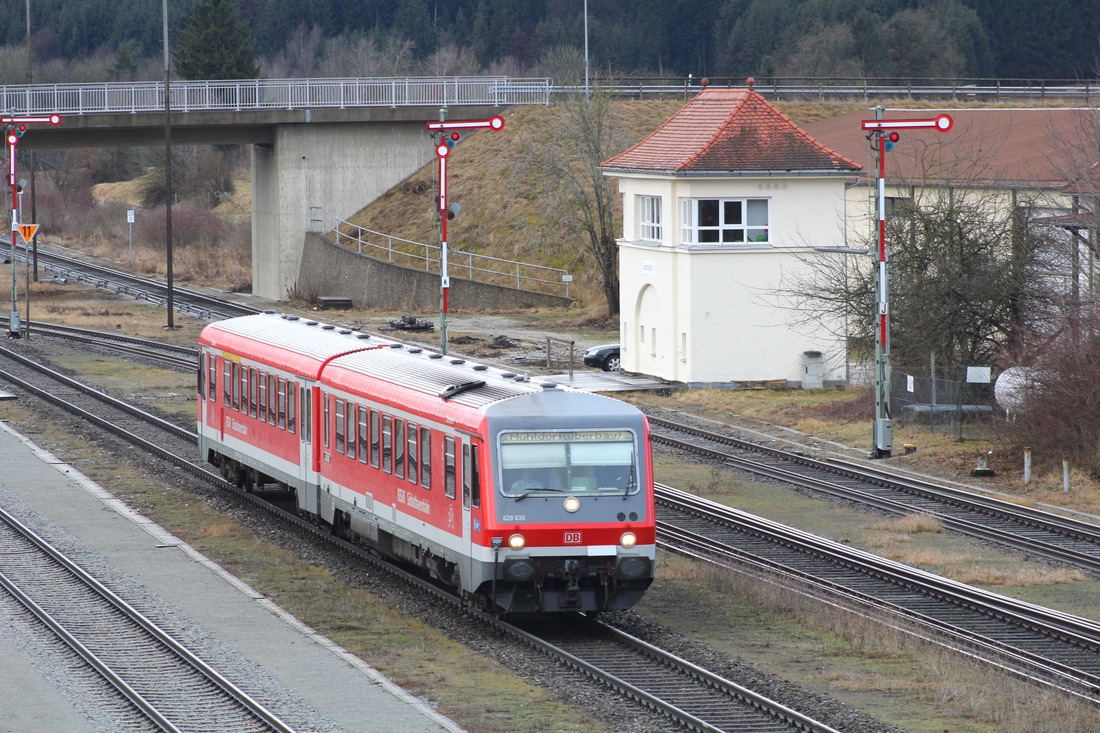628 630 erreichte am 2. März 2017 den Bahnhof Garching (Alz).
Als Fotostandpunkt wurde der Fußgängersteg über den Bahnhof genutzt.