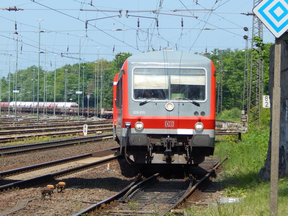 628 670 fährt als RB37 in Entenfang ein. Es ist eine der 3 letzten Linien in NRW wo noch die 628er eingesetzt werden. Andere Einsatzgebiete sind auf dem RB32 bei Bocholt und in Hagen.

Duisburg 15.05.2015