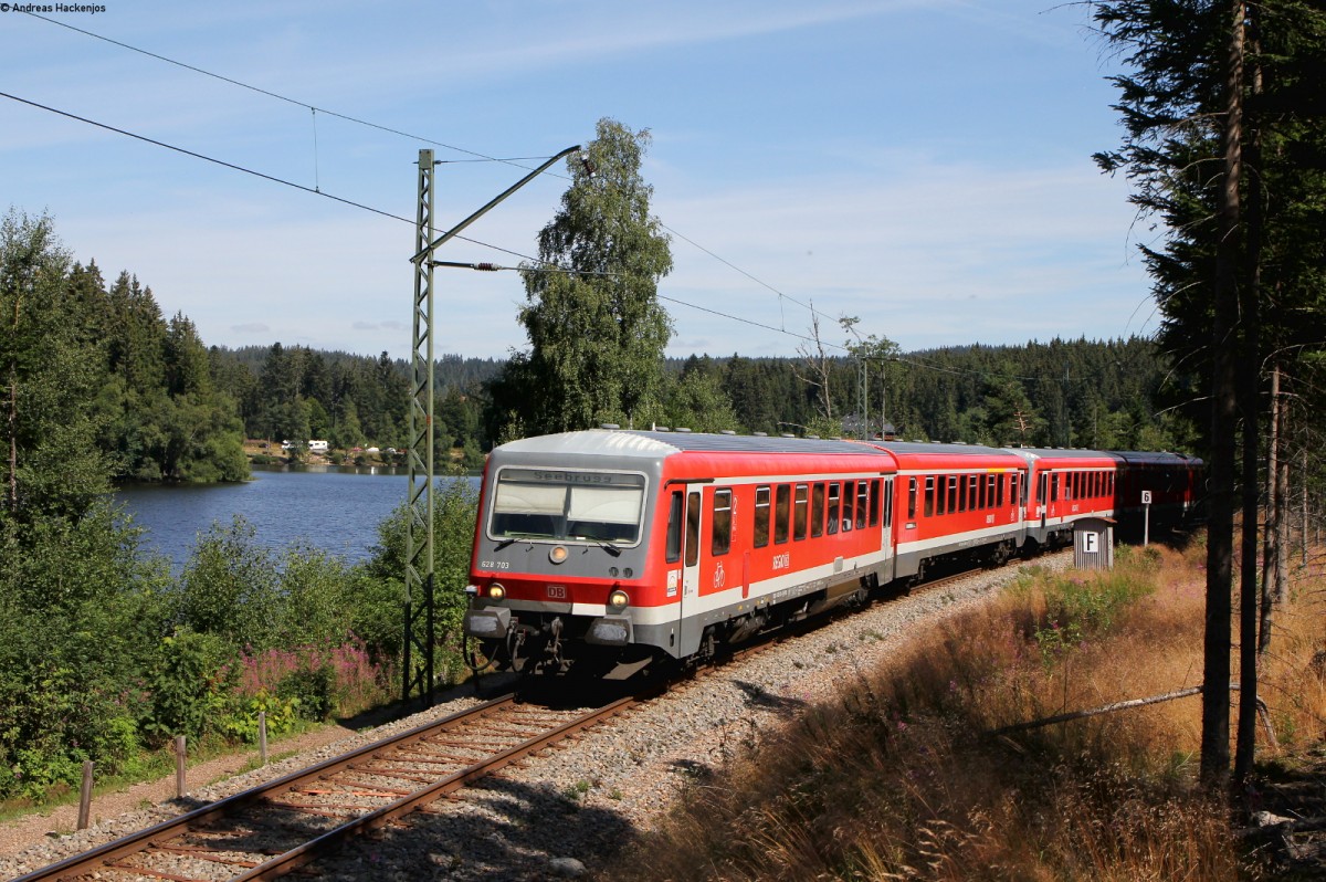 628 703-0 und 628 318-7/628 236-1 als RB 26927 (Titisee-Seebrugg) am Windgfällweiher 31.7.15