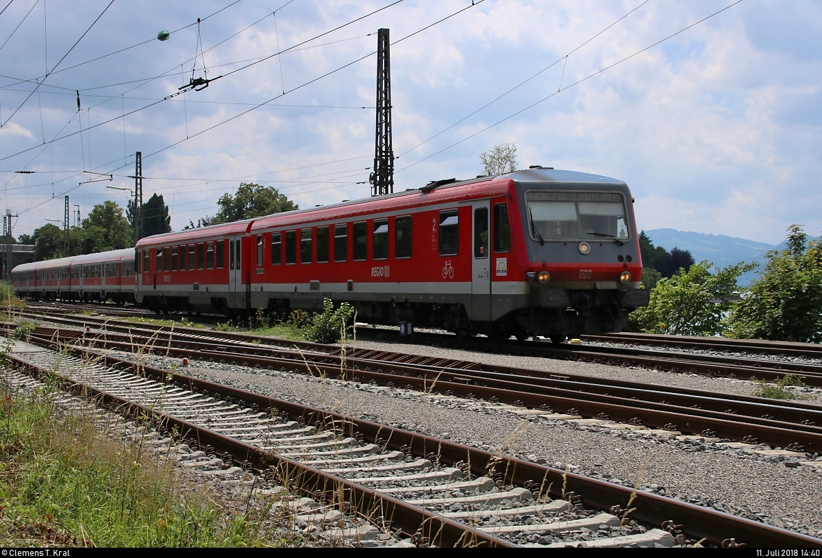 628 905 der DB ZugBus Regionalverkehr Alb-Bodensee GmbH (RAB) (DB Regio Baden-Württemberg) als RB 22718 nach Friedrichshafen Hafen befährt den Bahndamm ihres Startbahnhofs Lindau Hbf.
[11.7.2018 | 14:40 Uhr]