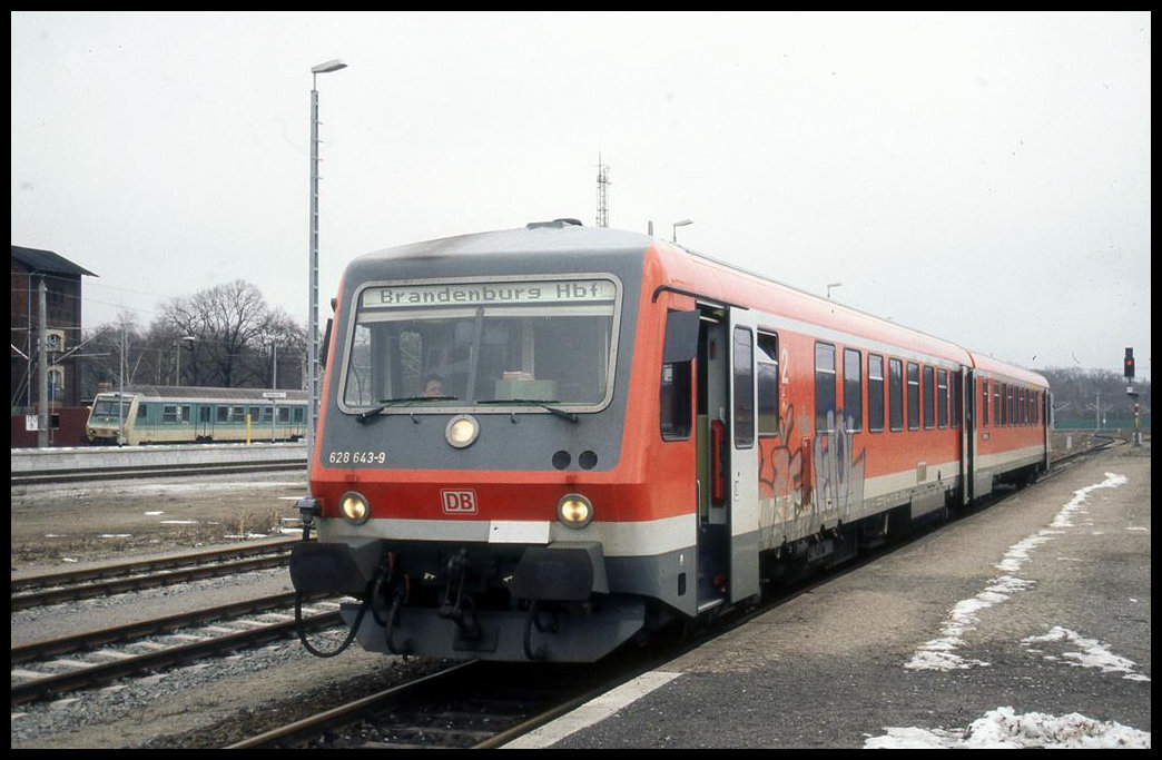 628643 wartet am 20.2.1999 im Bahnhof Rathenow auf Fahrgäste nach Brandenburg.