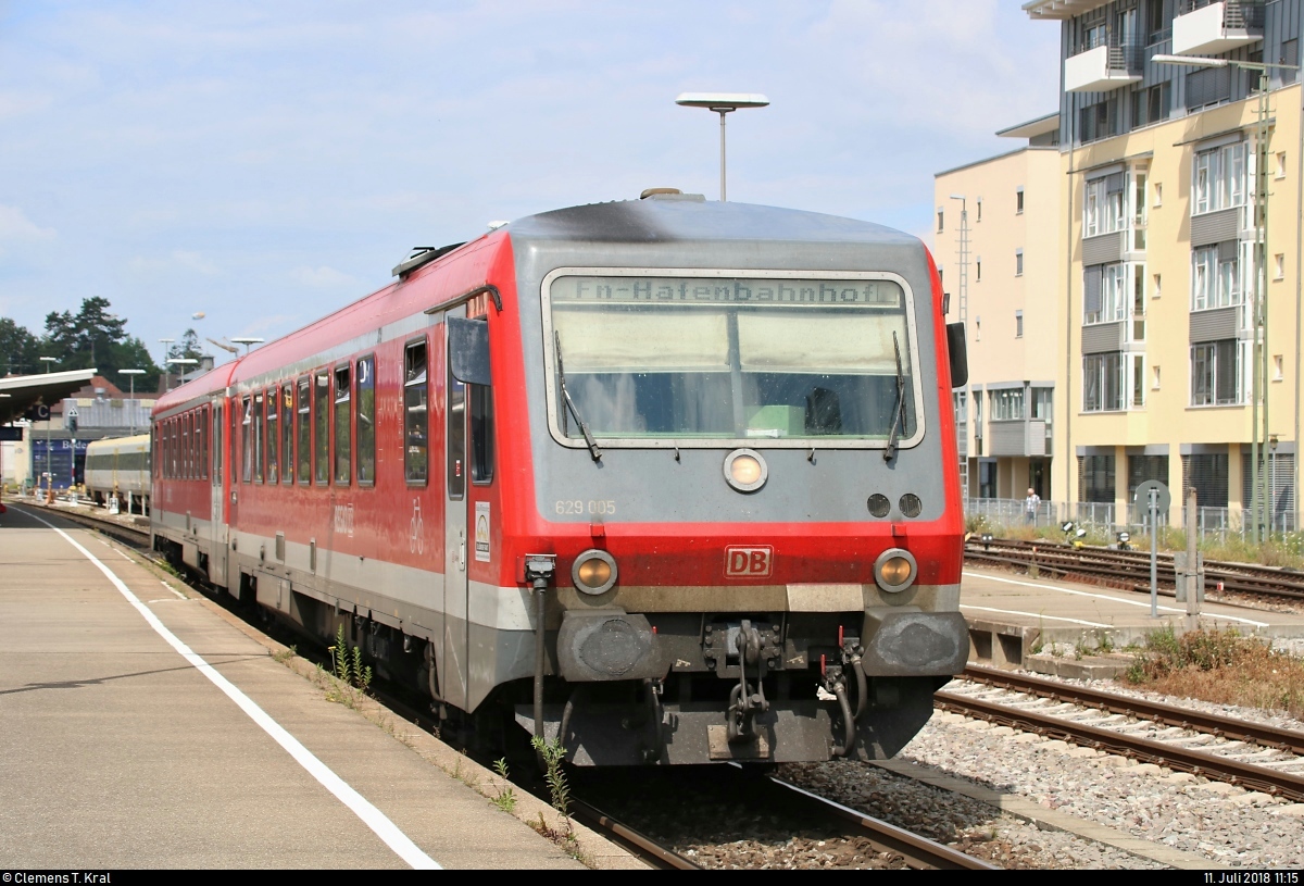 629 005 der DB ZugBus Regionalverkehr Alb-Bodensee GmbH (RAB) (DB Regio Baden-Württemberg) als RB 22710 von Lindau Hbf nach Friedrichshafen Hafen verlässt den Bahnhof Friedrichshafen Stadt auf Gleis 3.
[11.7.2018 | 11:15 Uhr]