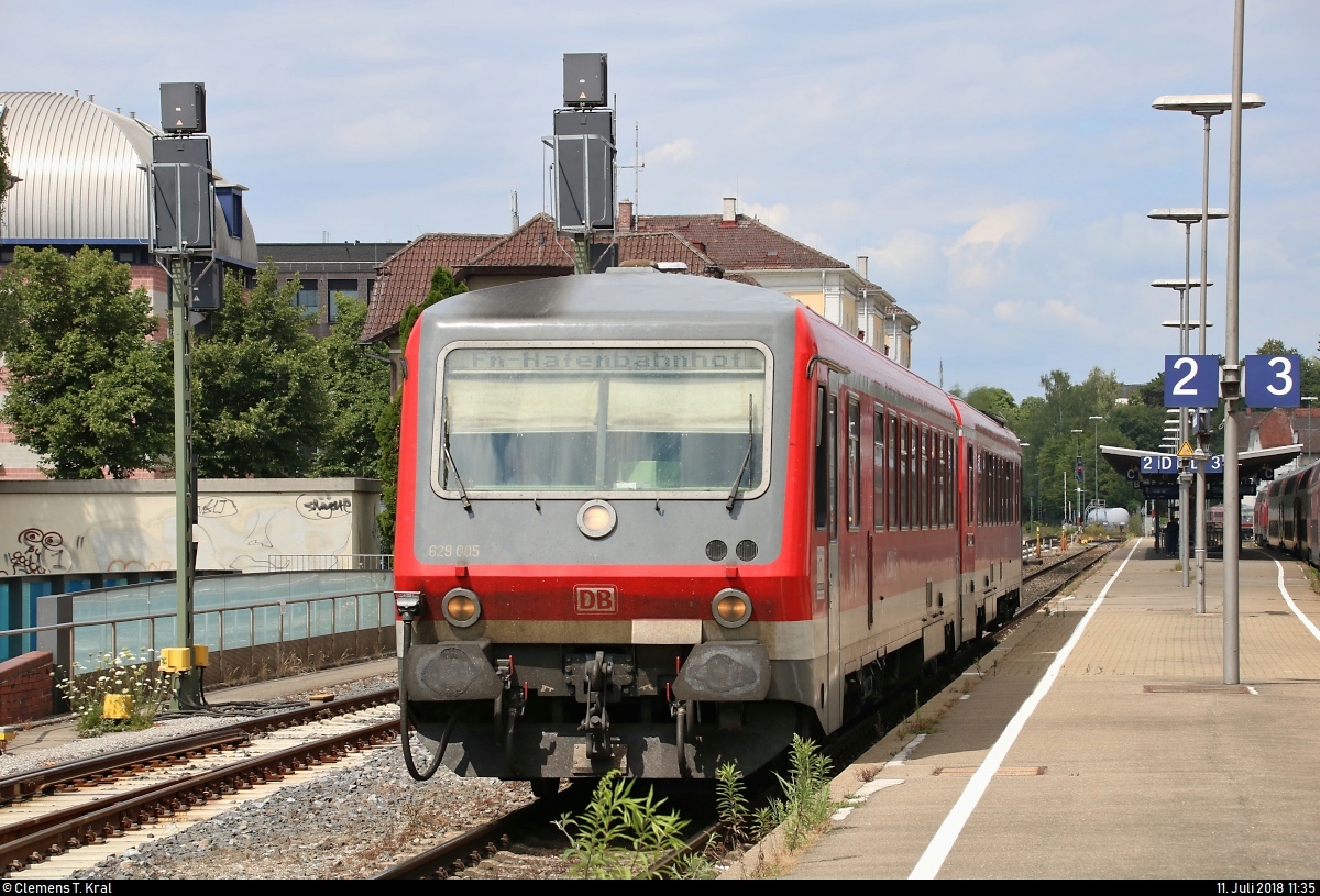 629 005 der DB ZugBus Regionalverkehr Alb-Bodensee GmbH (RAB) (DB Regio Baden-Württemberg) als RB 17757 nach Friedrichshafen Hafen verlässt ihren Startbahnhof Friedrichshafen Stadt auf Gleis 2.
[11.7.2018 | 11:35 Uhr]