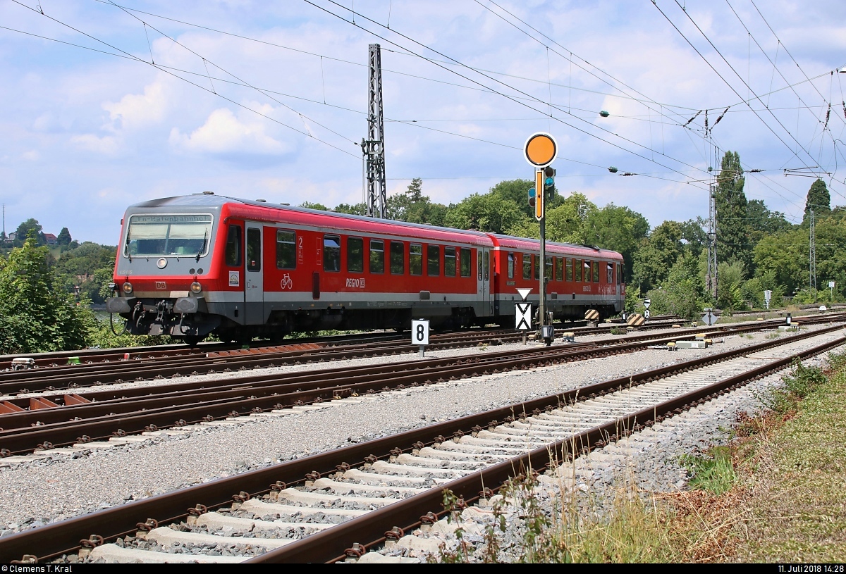 629 005 der DB ZugBus Regionalverkehr Alb-Bodensee GmbH (RAB) (DB Regio Baden-Württemberg) als RB 22725 von Friedrichshafen Hafen befährt den Bahndamm ihres Endbahnhofs Lindau Hbf.
[11.7.2018 | 14:28 Uhr]