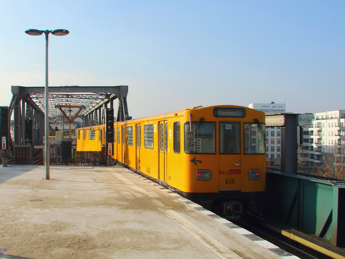 639 mit 622 der Berliner U-Bahn  passieren  den Spiegel an der Ausfahrt des Bahnhofs Gleisdreieck am  07. Februar 2018.