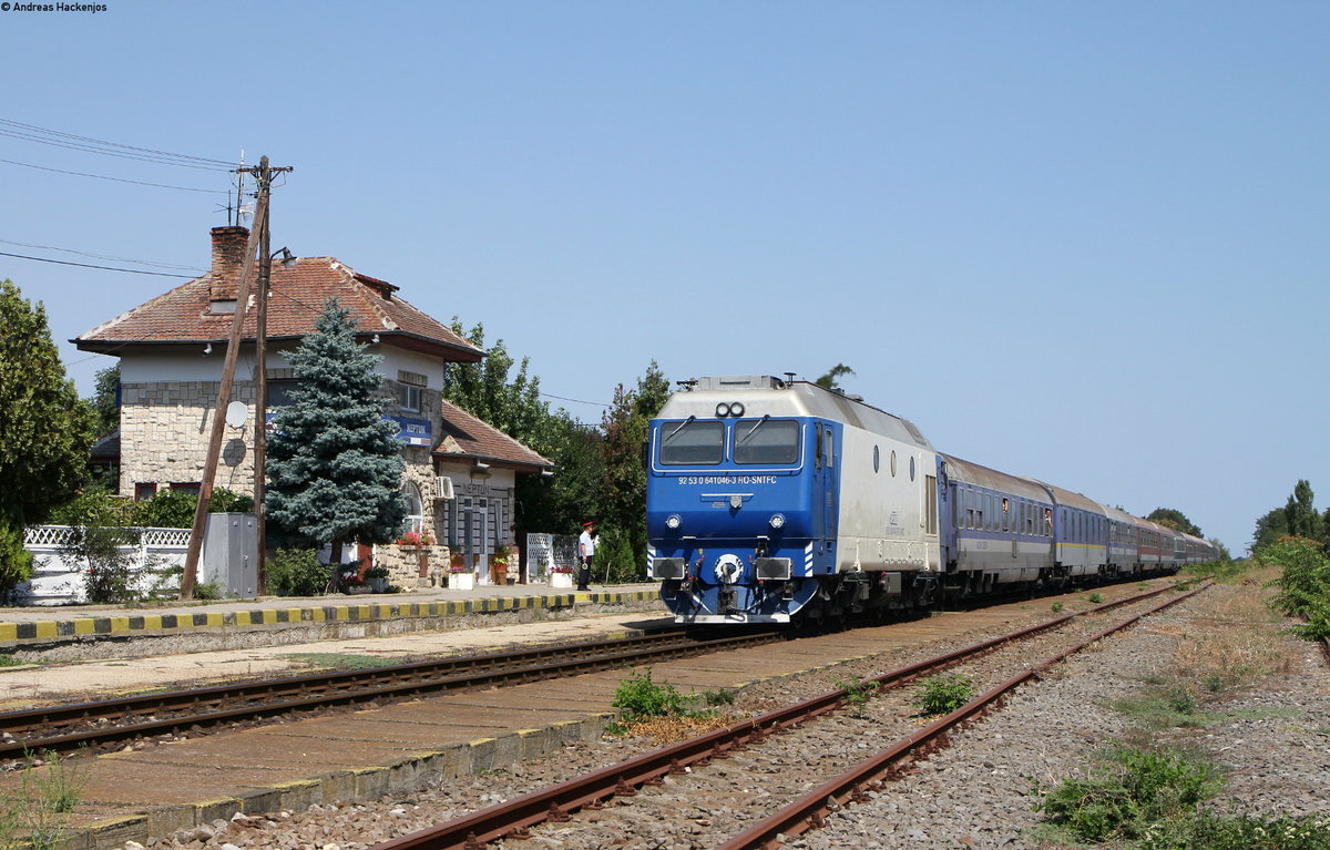 64 1046-3 mit dem D 1932 (Oradea-Mangalia) in Neptun 28.8.17