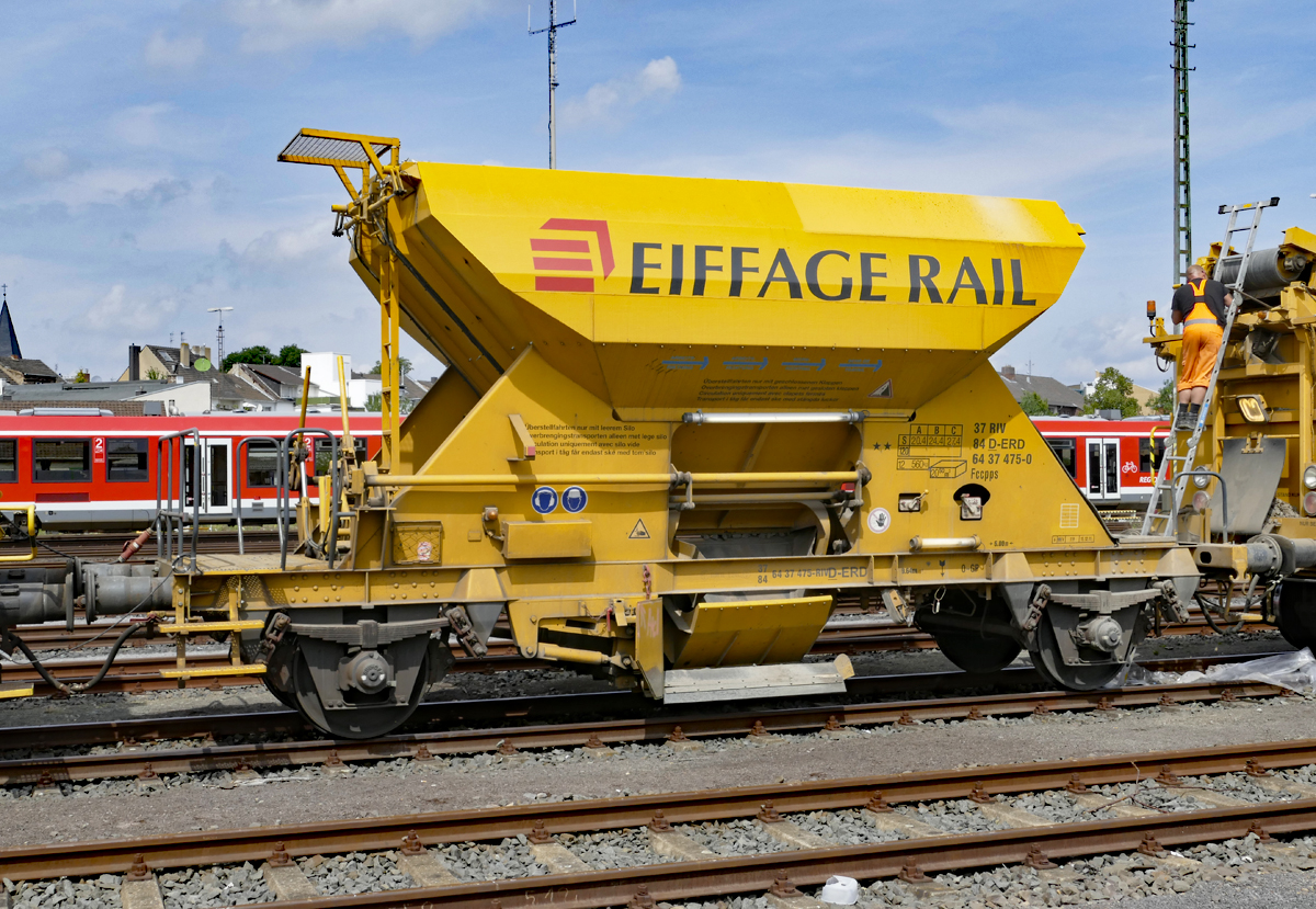 64 37 475-0 Schüttgutwagen der Fa. Eiffage Rail in Euskirchen - 16.08.2017