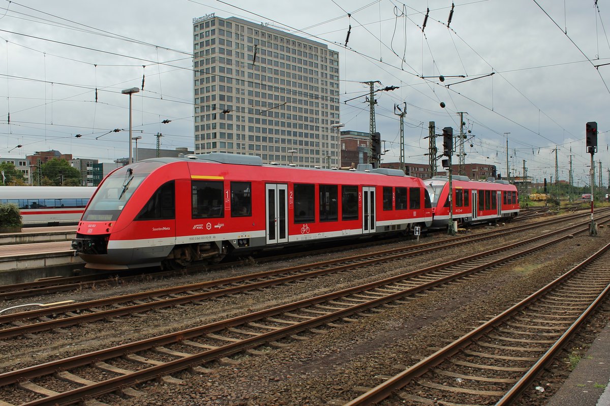 640 003-9 und 640 001-3 fahren am 18.8.2017 als RB43 (RB14464)  Emschertal-Bahn  von Dorsten nach Dortmund Hauptbahnhof in den Zielbahnhof ein.