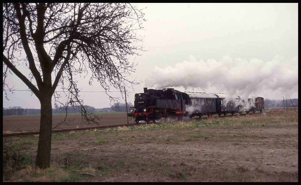 641491 verlässt hier am 10.4.1994 mit dem Personenzug um 14.30 Uhr Hohenwulsch in Richtung Kalbe.