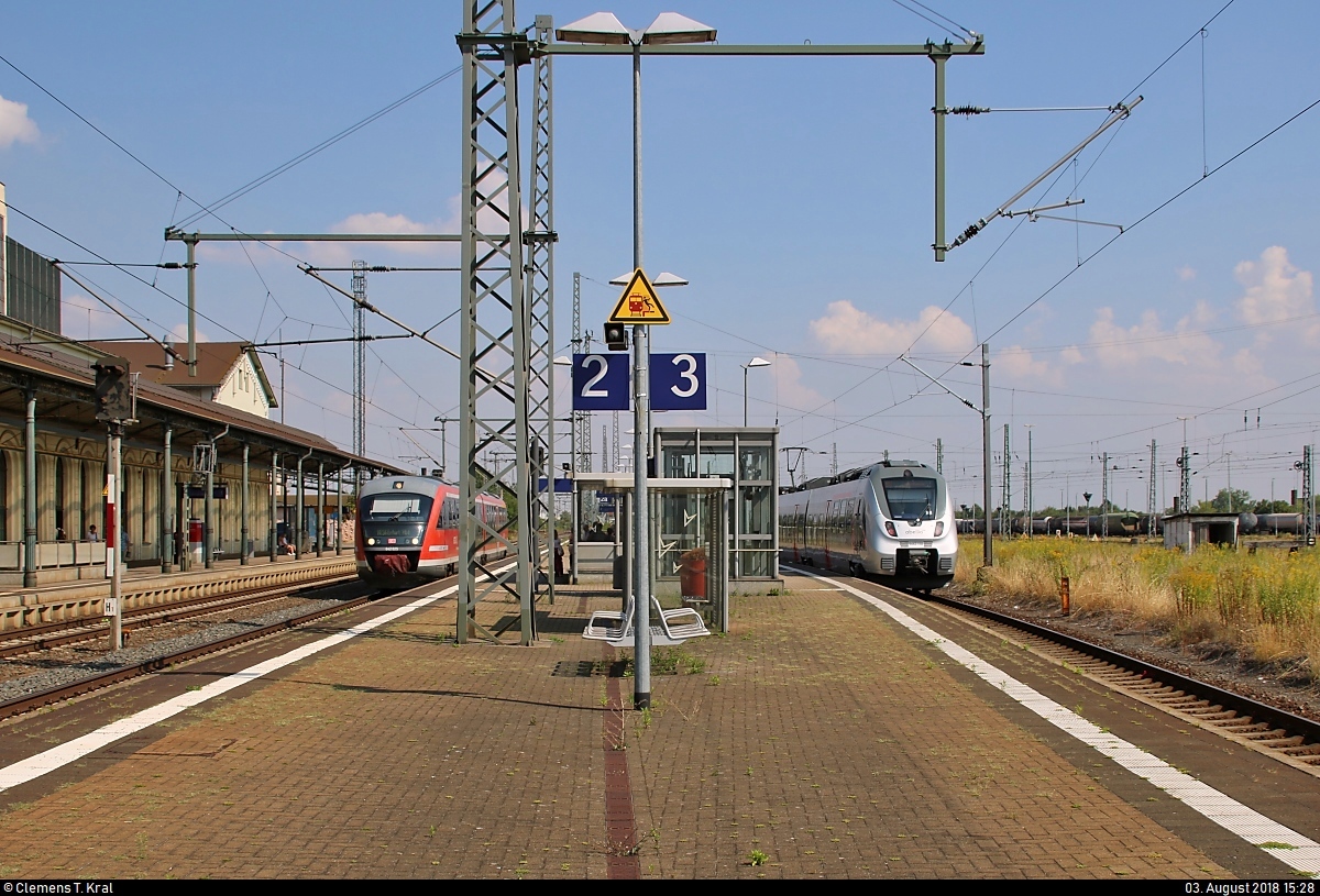 642 025 (Siemens Desiro Classic) der Nordthüringenbahn (DB Regio Südost) als RE 16579 (RE56) nach Erfurt Hbf trifft auf 9442 118 (Bombardier Talent 2) von Abellio Rail Mitteldeutschland als RB 74812 (RB51) nach Heilbad Heiligenstadt in ihrem Startbahnhof Nordhausen.
[3.8.2018 | 15:28 Uhr]