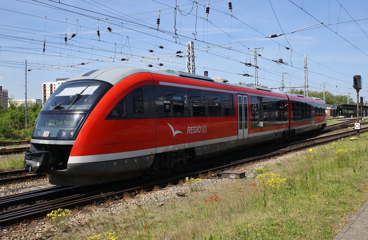 642 052-4 macht sich am 21.5.2017 als RB12 (RB13235) nach Graal-Müritz im Rostocker Hauptbahnhof auf den Weg.