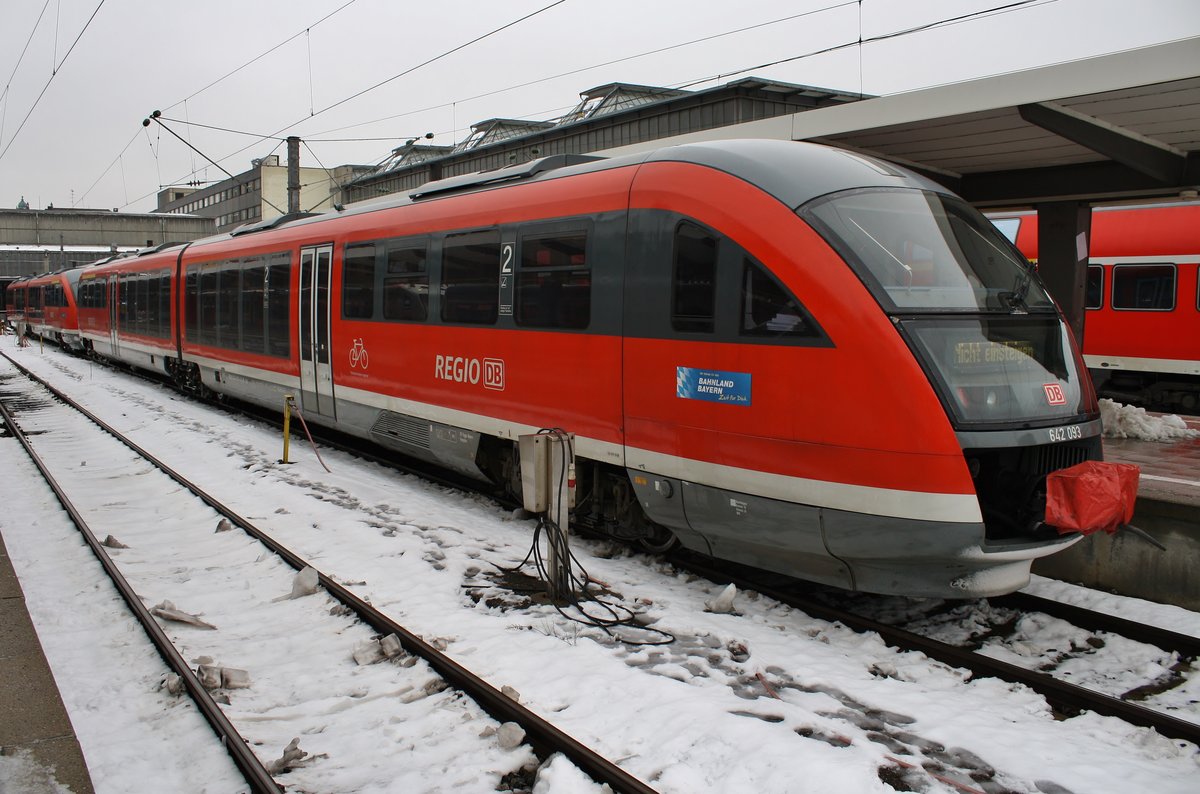 642 093-8 hat am 7.1.2019 zusammen mit 642 590-3 als RE57589 von Kempten(Allgäu) Hauptbahnhof den Münchener Hauptbahnhof erreicht. 