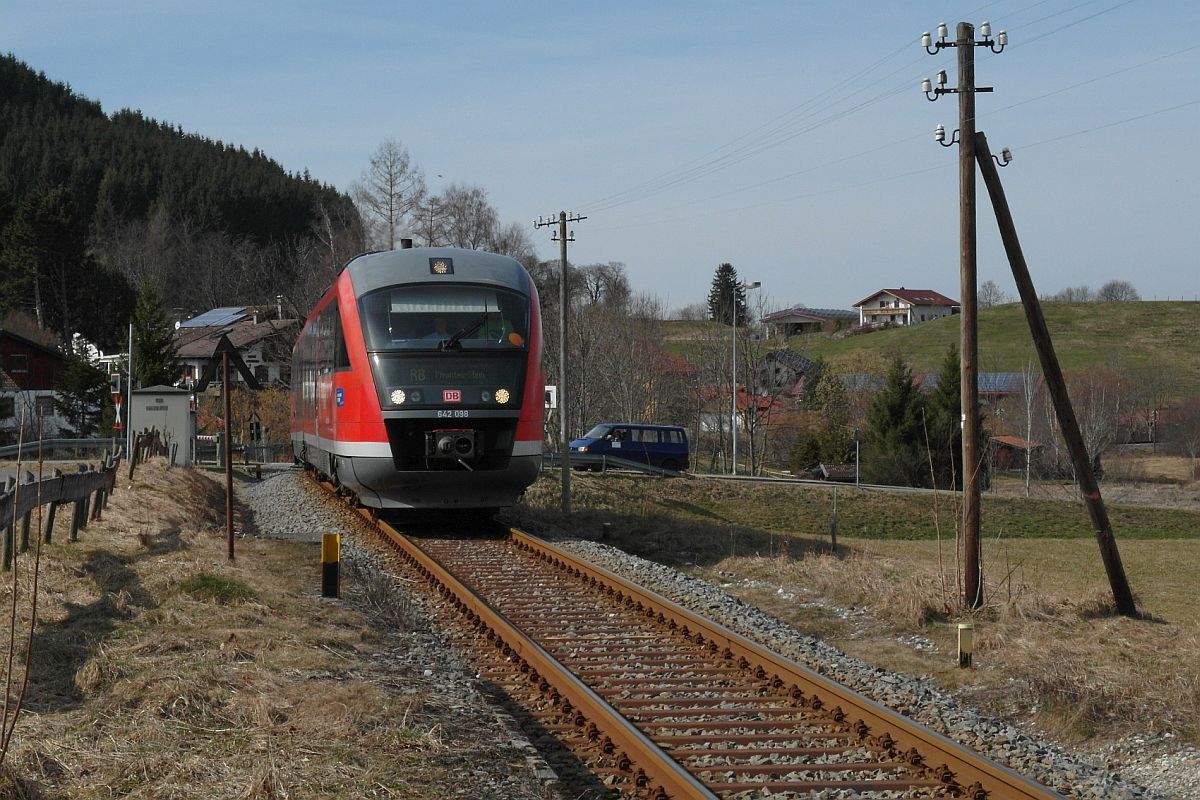 642 098 fährt als RB 59413, Kempten (Allgäu) - Pfronten-Steinach in die Haltestelle Pfronten-Weißbach ein. Aufnahme entstand vom Ende des Bahnsteigs am 18.03.2014.