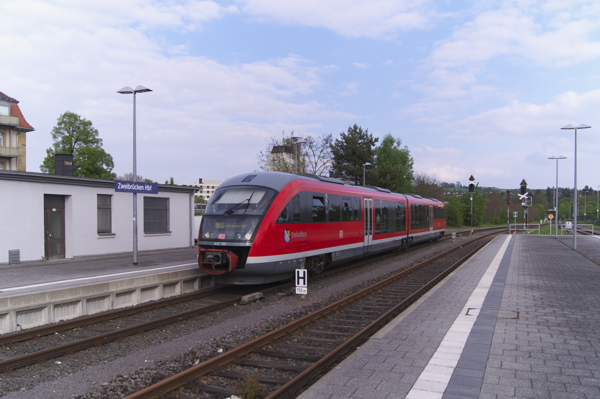 642 102 ist als RB 68 von Pirmasens Hbf. nach Saarbrücken Hbf. unterwegs und hat Einfahrt nach Zweibrücken Hbf. 05.05.017 Bahnstrecke 3450 Rheinsheim - Rohbachbach Saar.