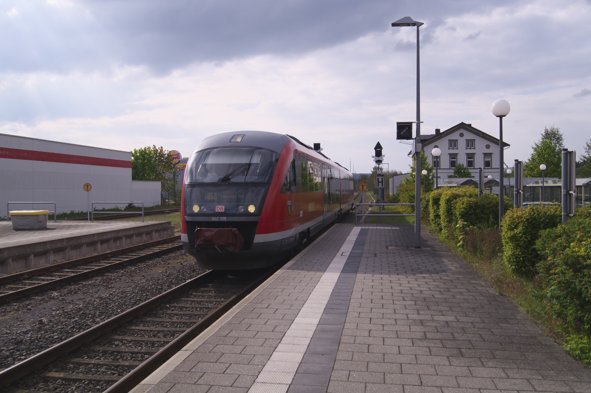 642 105 hat als RB 68 Saarbrücken Hbf. - Pirmasens Hbf. Einfahrt in Zweibrücken Hbf.
Hier aus Richtung Einöd kam auch die Strecke aus Homburg Saar in Zweibrücken an. Zwischen Einöd und Zweibrücken befindet sich die Landesgrenze Saarland / Rheinland-Pfalz. Früher gehörte die gesamte Region Homburg - Zweibrücken - St. Ingbert mal zu Bayern. Zur läuft ein Reaktivierungsverfahren und die Planung der S-Bahnverlängerung der S1 von Homburg bis Zweibrücken. Bahnstrecke 3450 Rheinsheim - Landau - Rohrbach Saar am 05.05.2017 