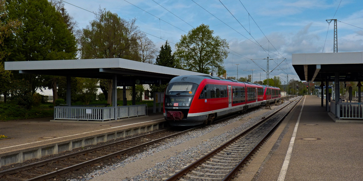 642 124 und 642 xxx mit Regionalexpress nach Aschaffenburg. Bahnhof Crailsheim. 27.04.2015